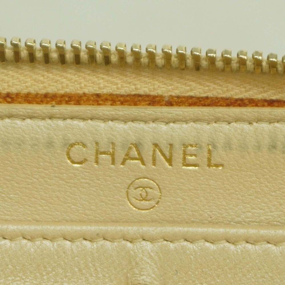 CHANEL Cream Lambskin Leather Wallet - Picture 4 of 11